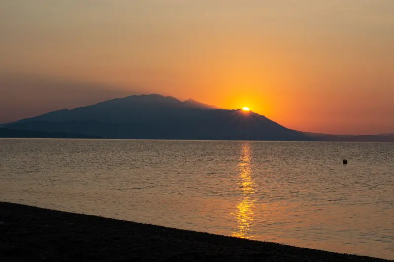 Olimp iznad mora pri zalasku sunca